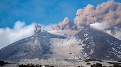 İtalya'da Etna Yanardağı kül püskürttü: Hava ulaşımı kesintiye uğradı