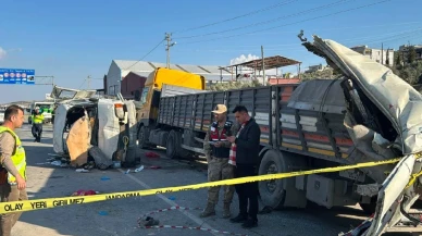 Hatay'da işçi servisi tıra çarptı, çok sayıda ölü ve yaralı var