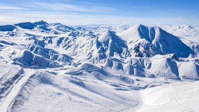 Beyaz gelinliğini giyen Erzurum dağları kar ile boran