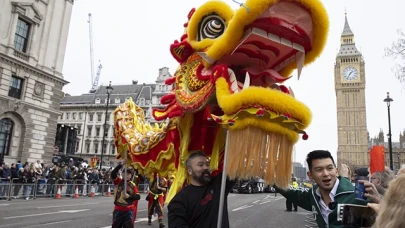 Londra’da geleneksel “Yeni Yıl Geçit Töreni” renkli görüntülere sahne oldu