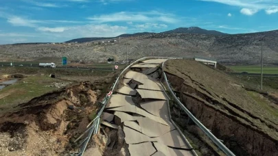 Pazarcık’ta depremde ikiye bölünen yol dronla görüntülendi