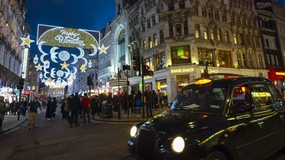 Londra'nın ünlü caddesi ilk kez ramazan dolayısıyla özel olarak aydınlatıldı