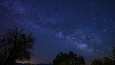 Lyrids Meteor Yağmuru ve Samanyolu galaksisi California'da görüntülendi