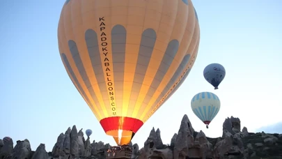 Kapadokya'da nisanda 30 binden fazla turist balon turuna katıldı