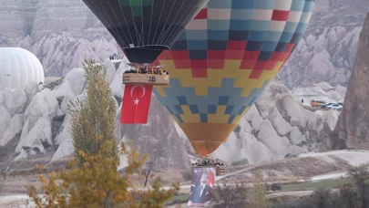 Kapadokya'da balonlar Türk bayrağı ve Atatürk posteriyle uçtu