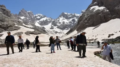 Bilim insanları Hakkari’deki Cilo Dağları’ndaki buzul alanında inceleme yaptı