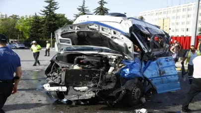 Başkentte yolcu minibüsü ile otomobil çarpıştı: 20 kişi yaralı