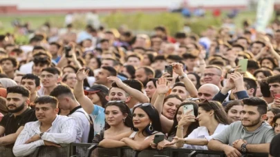 Derya Uluğ ve Eypio Ankara AKM Millet Bahçesi’nde konser verdi