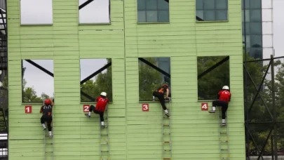 İBB’nin yeni itfaiyecileri törenle mezun oldu