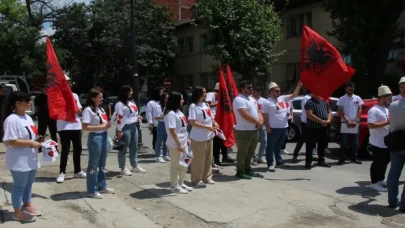 Kuzey Makedonya’daki Yunanistan Büyükelçiliği önünde ”Çamerya gösterisi”