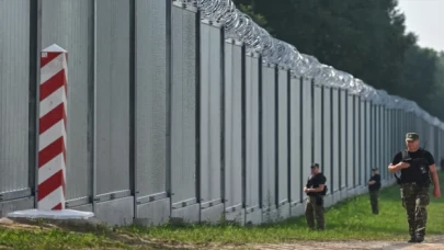 Polonya’nın göçmenlerin geçişini engellemek için Belarus sınırına inşa ettiği çelik duvar tamamlandı