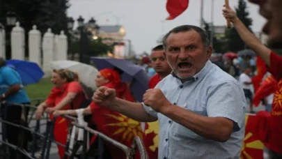 Kuzey Makedonya’daki protestoda polis ve göstericiler arasında arbede yaşandı