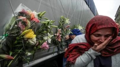 Srebrenitsalı soykırım kurbanlarının cenazeleri, Saraybosna’dan dualarla uğurlandı