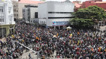 Hükümet karşıtı protestoların sürdüğü Sri Lanka’da başbakanın istifası bekleniyor