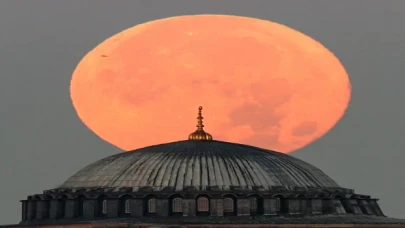 İstanbul’da dolunay kentin simge noktalarıyla fotoğraf karelerine yansıdı