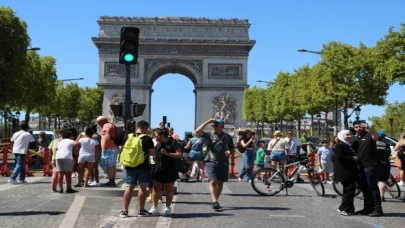 Paris’in her ayın ilk pazarı trafiğe kapatılan alanları yürüyüşseverleri memnun etti