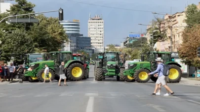 Sırbistan’daki çiftçiler, traktörlerle kentteki iki kavşağı trafiğe kapattı