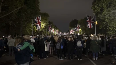 İngiltere’de Kraliçe 2. Elizabeth anısına 1 dakikalık saygı duruşu yapıldı