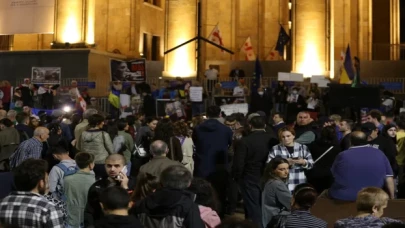 Rusya’daki seferberlik ilanı sonrası Rusların Gürcistan’a yönelmesi Tiflis’te protesto edildi