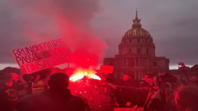 Paris’te maaş zammı talebiyle gösteri düzenlendi