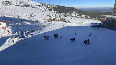 Kartalkaya’da tatilciler yılın ilk gününde kayak ve snowboard yaptı