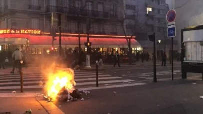 Paris’te gençler hükümetin emeklilik reformuna karşı yürüdü