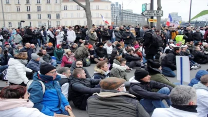 Paris’te fırıncılar yüksek enerji fiyatlarını ellerinde bagetlerle protesto etti