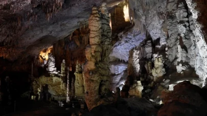 Lübnan’da milyonlarca yıllık sarkıtlara ve yer altı nehrine sahip mağara masal diyarını andırıyor