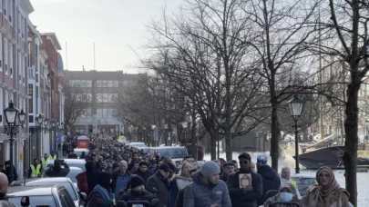 Hollanda’da Müslümanlar Kur’anı Kerim’e yönelik saldırıları protesto etti