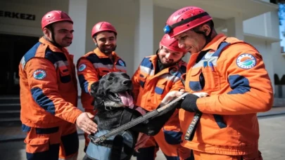 Enkazdan çıkarılan köpek kendisini sahiplenen ekiple hayat kurtaracak