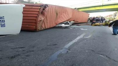 Bakırköy’de üzerine tır devrilen otomobildeki 4 kişi yaşamını yitirdi