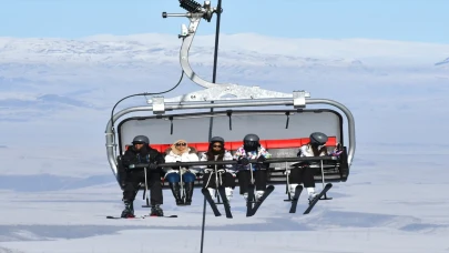 Sarıkamış Kayak Merkezi’nde turistlerin kayak keyfi devam ediyor