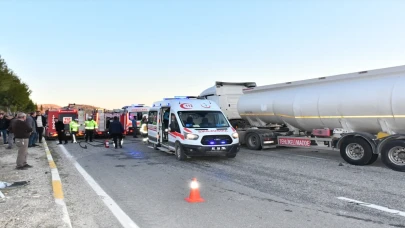 Adıyaman’da yakıt tankeri ile otomobilin çarpıştığı kazada 3 kişi öldü, 4 kişi yaralandı