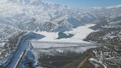 Erzincan’daki Göyne Barajı’nın büyük bölümü kar ve buzla kaplandı