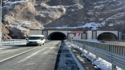 Hakkari’de yapımı tamamlanan Yeniköprü Tüneli’nden araç geçişleri başladı