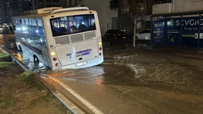 Adana’da otobüs, su borusunun patlamasıyla oluşan çukura düştü