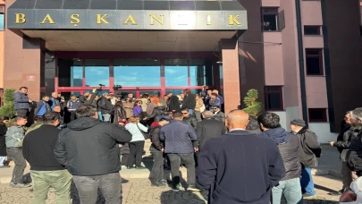 Hayvanseverler, Mamak Belediyesi önünde protesto düzenledi