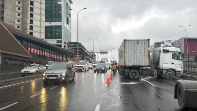 Beylikdüzü’nde makaslayan tır sebebiyle 3 aracın karıştığı zincirleme kazada 1 kişi yaralandı