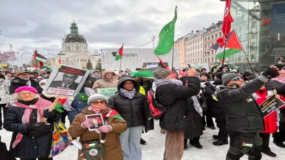 İsrail’in Filistin’de okulları ve hastaneleri bombalaması İsveç’te protesto edildi