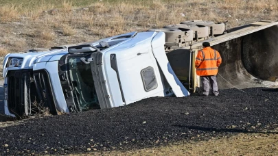 Başkentte zift yüklü kamyonun çarptığı otomobildeki 3 belediye işçisi öldü