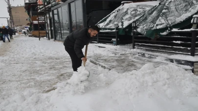 Hakkari’de kar sebebiyle 132 yerleşim yerinin yolu kapandı