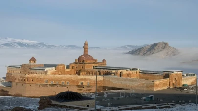 Ağrı’da tarihi İshak Paşa Sarayı ve çevresi sisle kaplandı