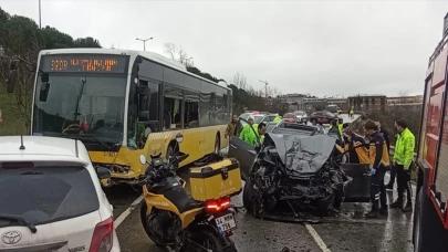 Sancaktepe’de İETT otobüsüyle çarpışan otomobildeki 1 kişi öldü, 4 kişi yaralandı