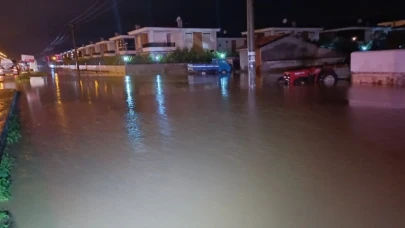 BalıkesirÇanakkale kara yolu yağış ve yamaçlardan akan su sebebiyle kısmen kapandı