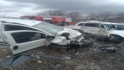 Isparta’da kamyonet ile otomobilin  çarpıştığı kazada 1 kişi öldü, 1 kişi yaralandı