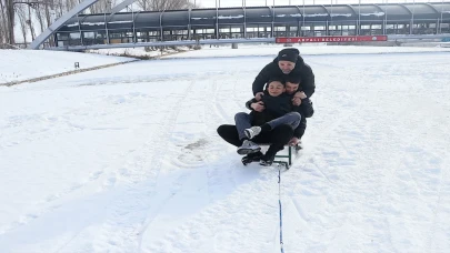 Buz tutan Çoruh Nehri’nde kızak keyfi 