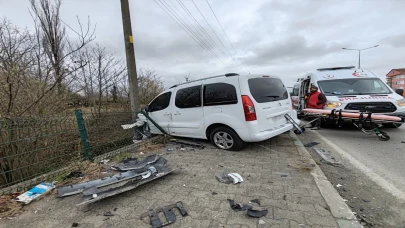 Samsun’da hafif ticari araç ile otomobilin çarpıştığı kazada 3 kişi yaralandı