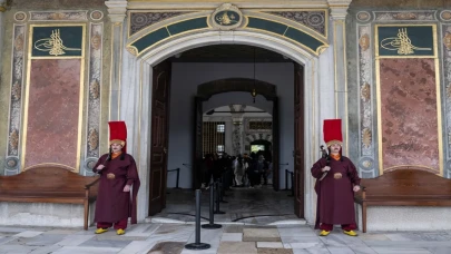 Topkapı Sarayı’nda jandarmalar ”silahtar” kıyafetiyle nöbet tutuyor