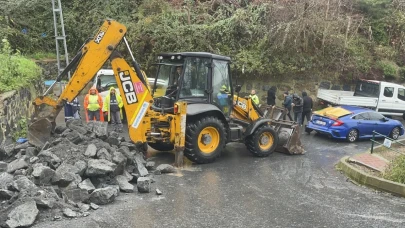 Sarıyer’de istinat duvarı otomobilin üzerine yıkıldı 