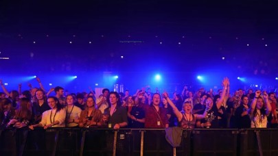 Amsterdam'ın en büyük konser salonunda 1300 kişiyle koronavirüs deneyi